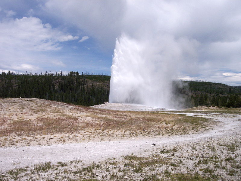800px-Old_Faithful_Geyser_Yellowstone_National_Park.jpg