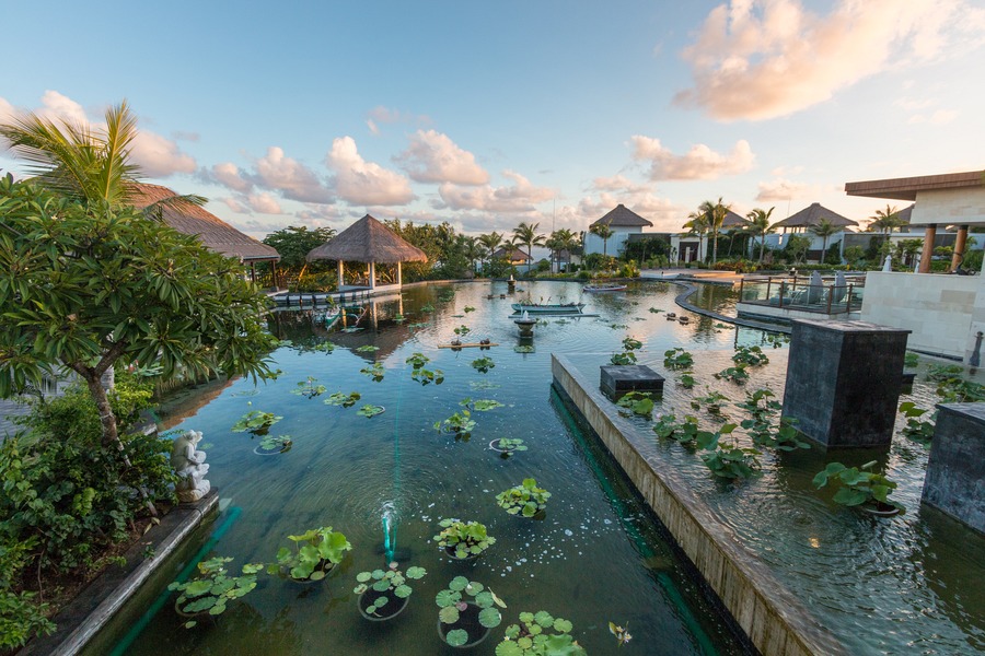 33 Stunning Photos of Bali’s Most Beautiful Luxury Beachside Resort