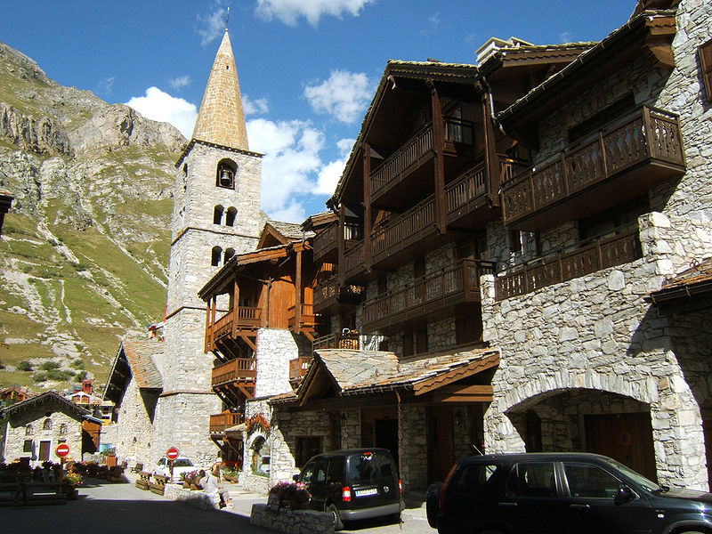 800px-Val-dIsere-C3A9glise-chemin-du-Charvet.JPG